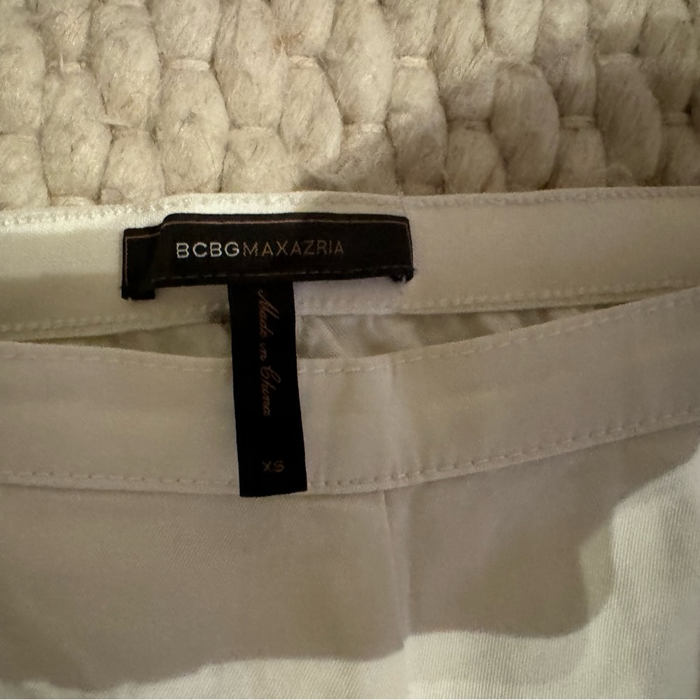 BCBG MAXAZRIA RARE NEVER WORN WHITE SKINNY jeans-comparable to a size 25